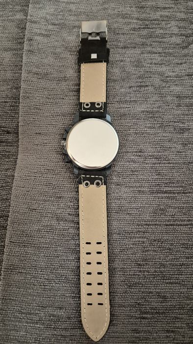 Часовник с кожена и метална верижка