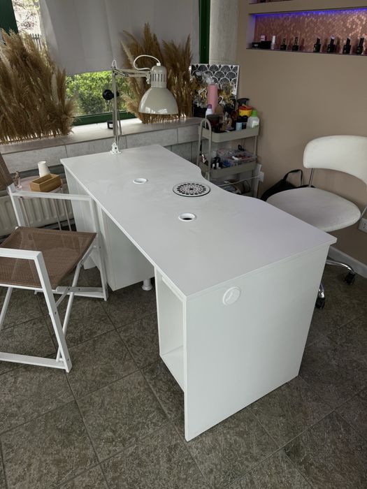 Birou manichiura cu aspirator incorporat