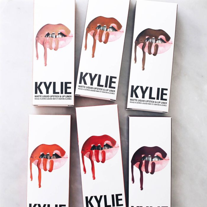 Комплект червило с молив за устни Kylie Jenner Lip Kit - различни цветове