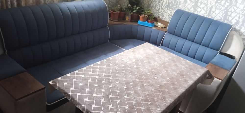 Ugolok divan tezda kelishilgan xolda sotiladi
