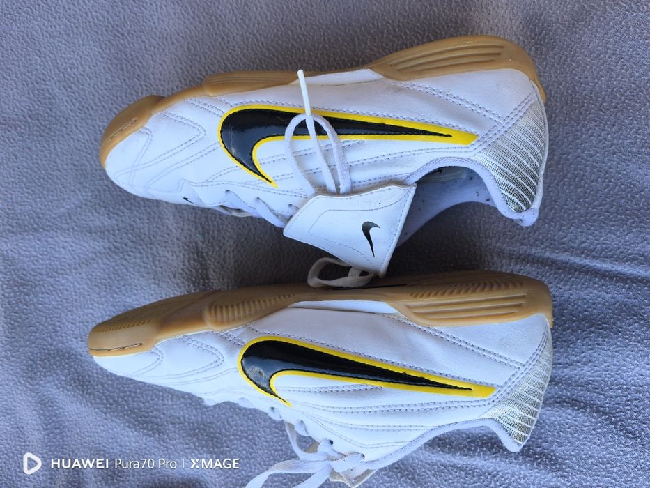 Футболни обувки за зала на nike номер 36 стелка 23см