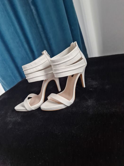 ZARA, sandale elegante, albe, 37