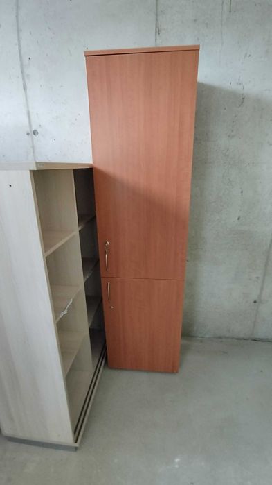 Еднокрил гардероб с рафтове  със заключване - Офис шкафове 54/200/40