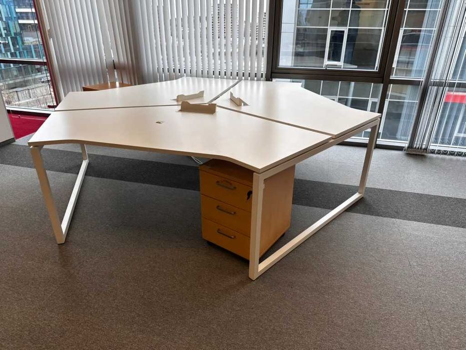 Дизайнерски офис бенч за 3 работни места – бял, 160×160см