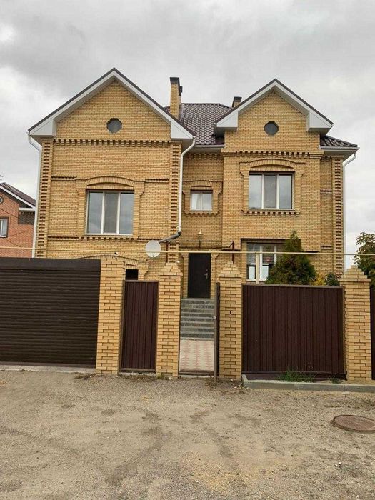 Продам  солидный коттедж в городе
