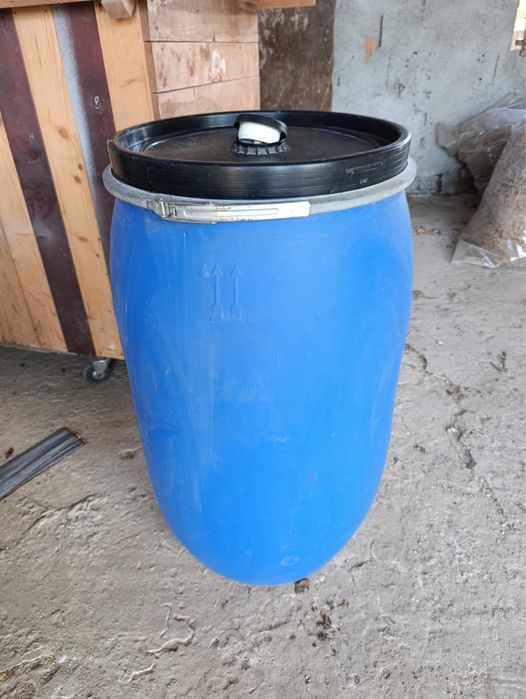 Vând butoi 200 litri