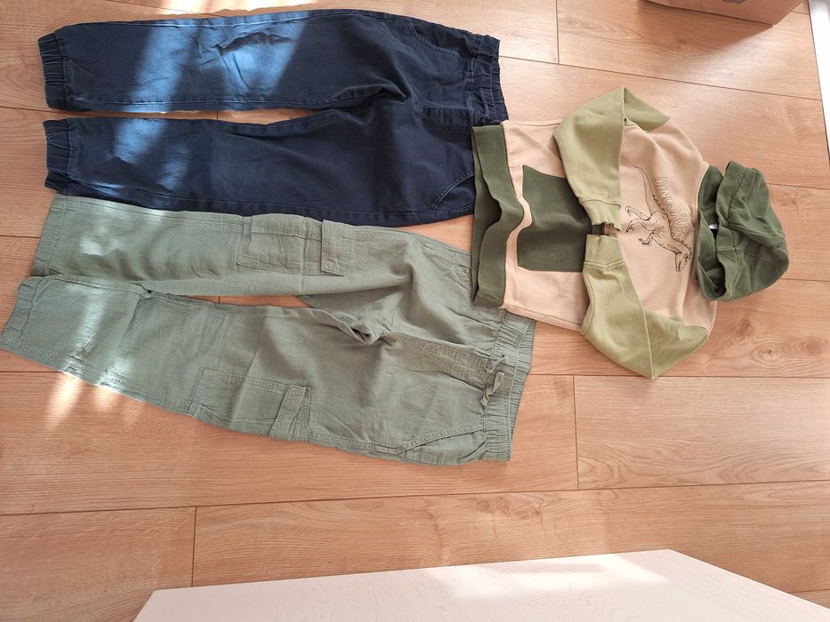 Два панталона и суичър, размер 134 см