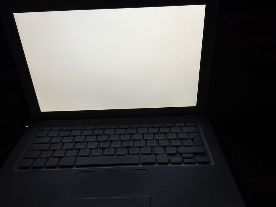 Macbook apple Чупен дисплеи