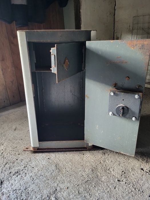 Продам сейф металлический