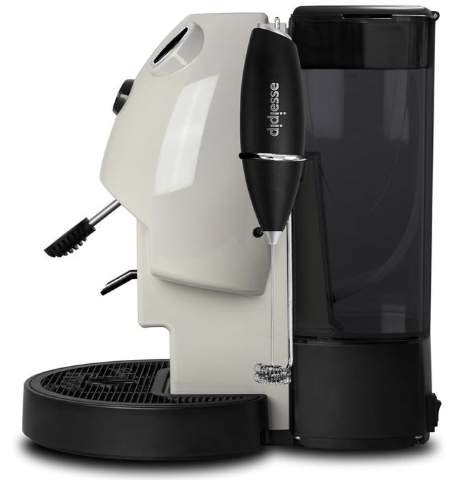 Cafetieră cu tel pentru spumarea laptelui și suport pentru capsule