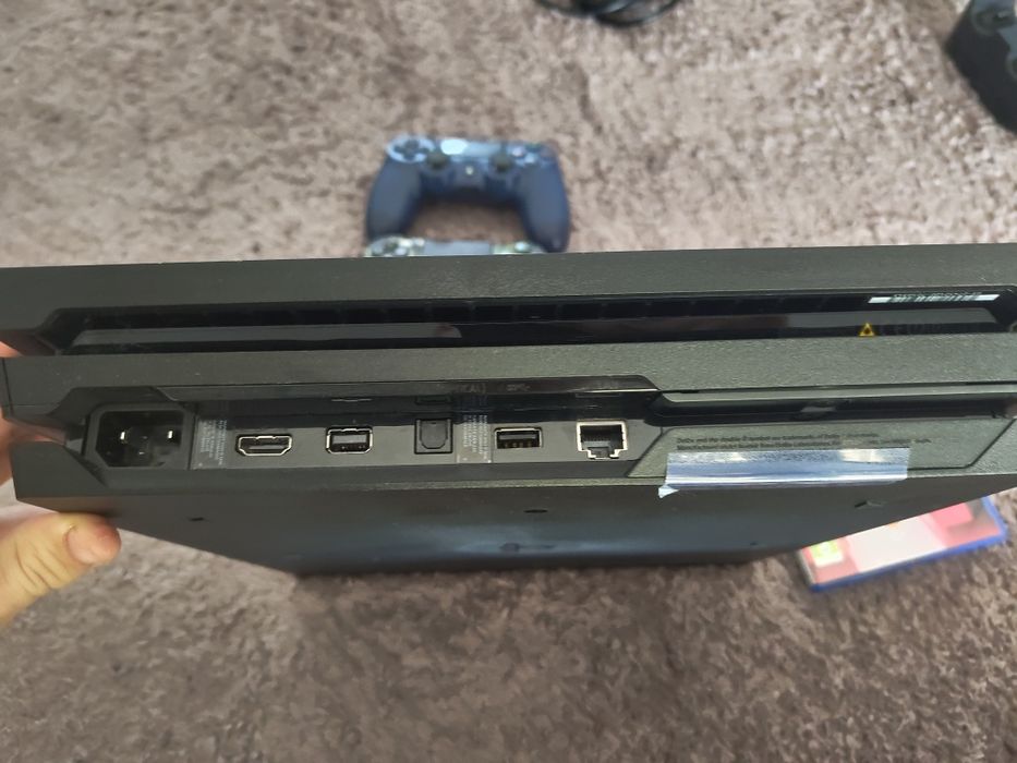 PS4 Pro 1TB + 2 controllere cu TMR!