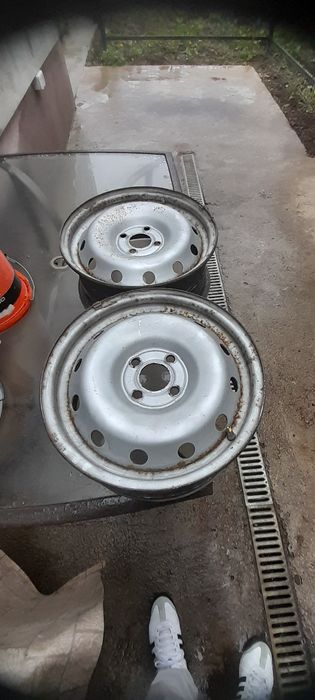 6 Jante logan r 15, 2 cauciucuri de vara, 2 de iarna plus 6 capace