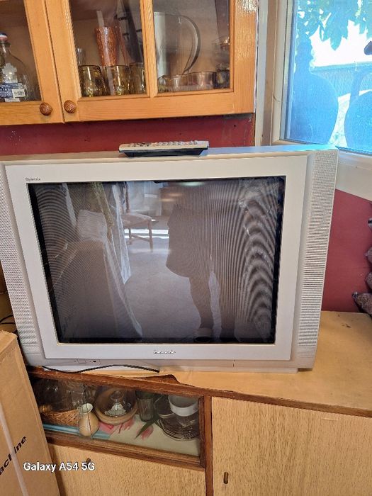 Продавам цветен телевизор