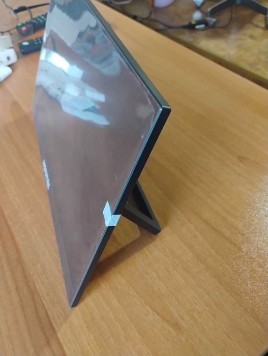 Монитор -ултра тънък