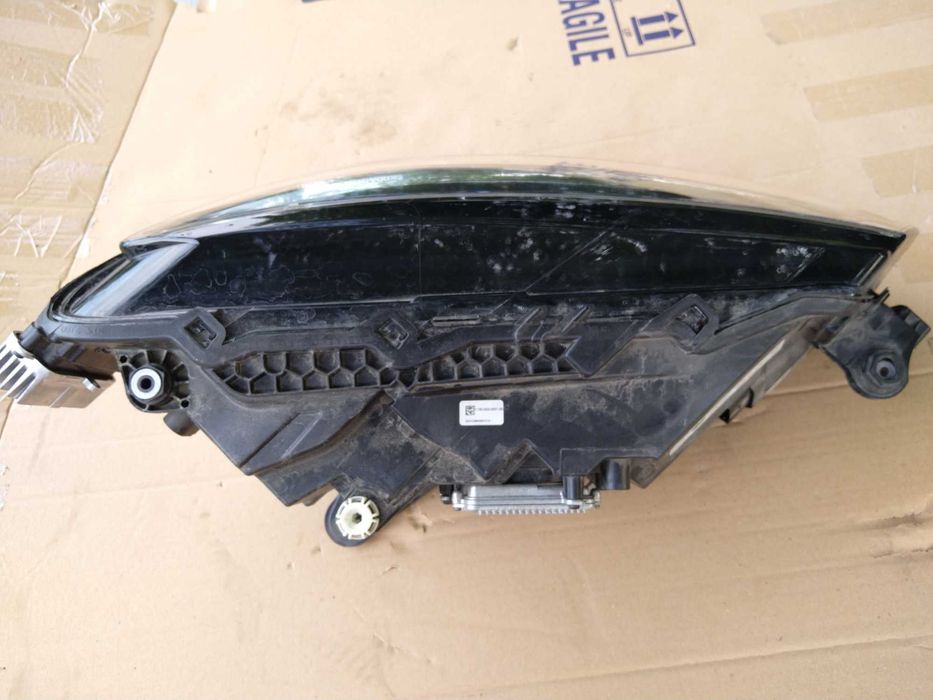 Ляв фар за Skoda Superb III 3V 2023 година.