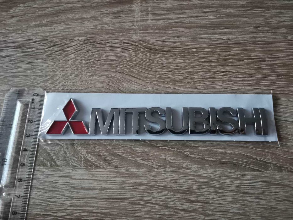 сребрист надпис Мицубиши Mitsubishi