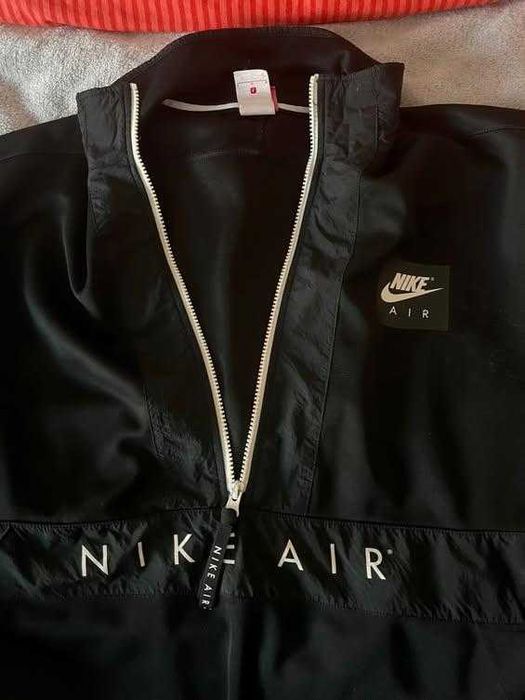 Продавам преходно яке на Nike