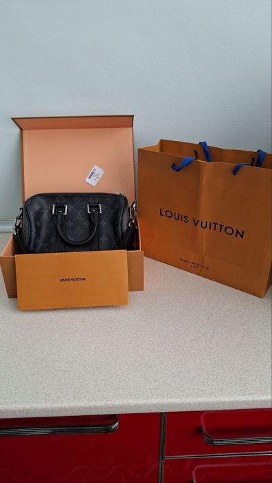 Louis Vuitton продаётся сумка женская оригигал, новая с пасспортом и к