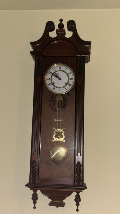 Vand ceas mecanic de perete si podea