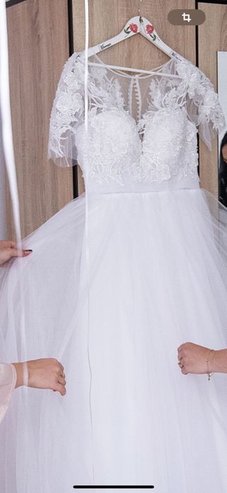 Rochie de mireasă ofer și voal lung și cercuri