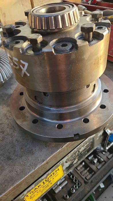 Dezmembrez  tractor Fendt 824