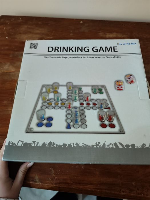 Парти игра с чаши за шот Не се сърди човече