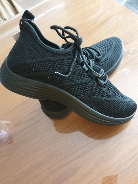 Нови дамски дишащи обувки JENNY номер 41.