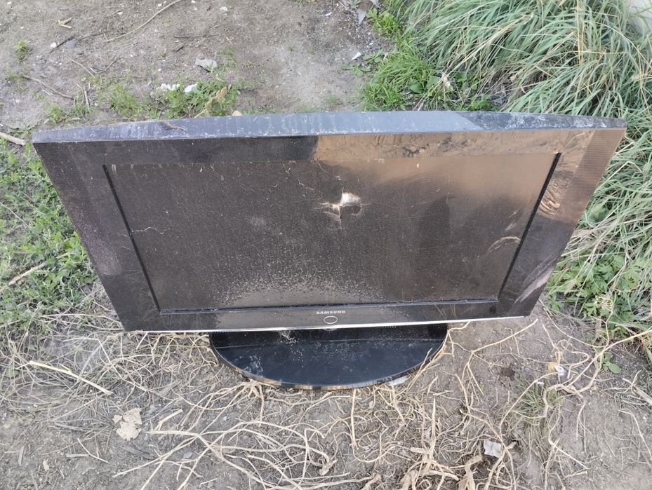 Продам телевизор "самсунг" - разбитый экран.