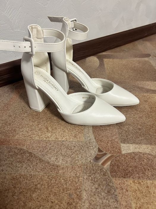 Продам туфли белые