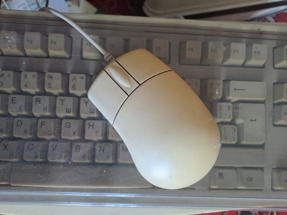 Ретро компютър Pentium с монитор  и тонколони