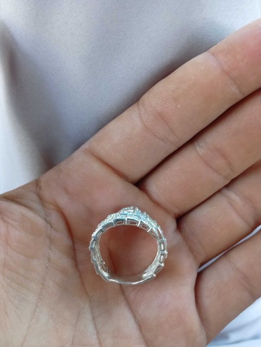 Продам женские серебряные кольца