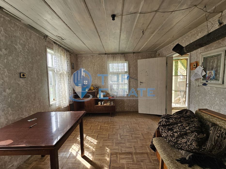 Двуетажна къща с голям двор в село Върбица, област Велико Търново