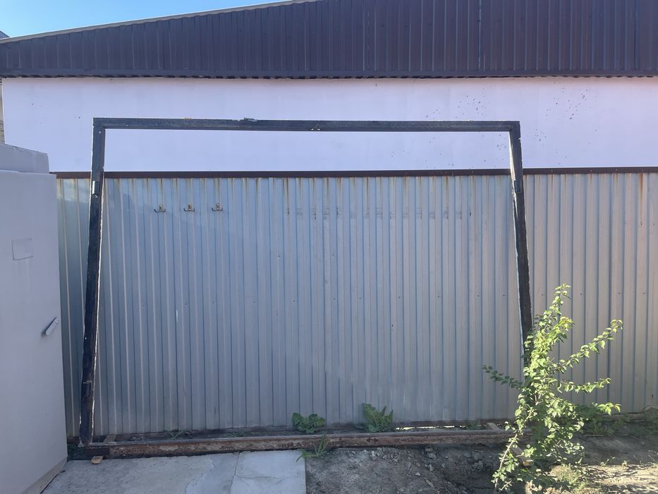 Ворота гаражные. В хорошем сост.