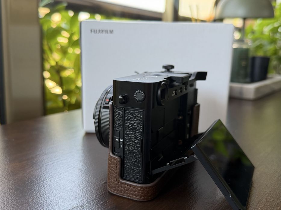 фотоапарат Fujifilm X-E5 + два обектива
