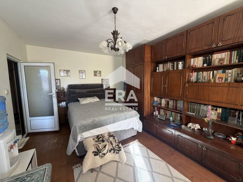 ЕКСКЛУЗИВНО!Фамилна четириетажна къща с отличен  инвестиционен потенци