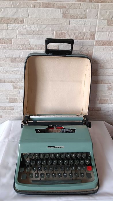 Стара колекционерска пишеща машина Olivetti Lettera 32 - Italy- 1960" год.