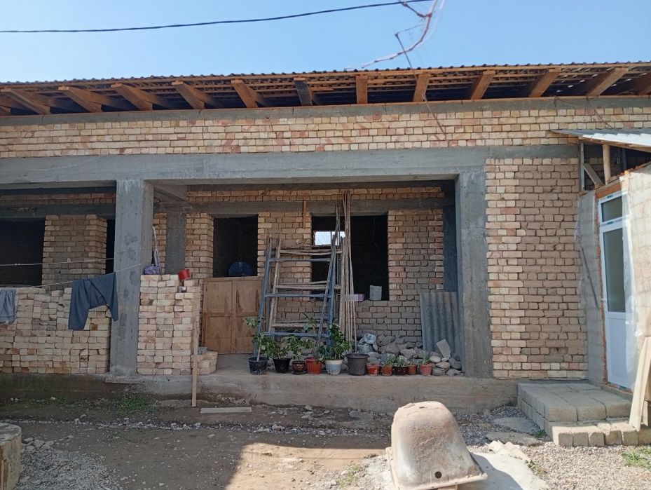 Янгибозорда Уй  сотилади