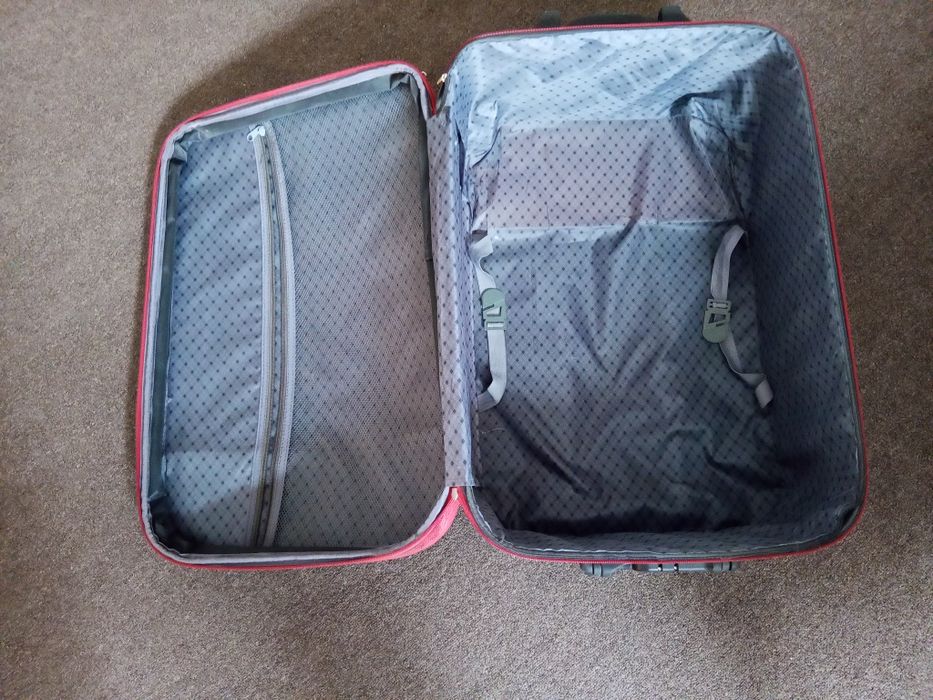 Чемодан красно-бордовый