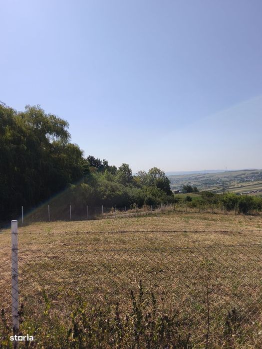 Teren cu o panorama superba,la marginea pădurii ( rezervație naturală)