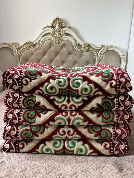 Корпеше өте жақсы мақтадан, выбитый узорларымен