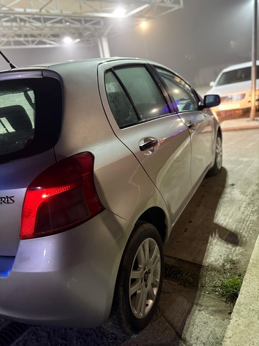 Vând toyota yaris