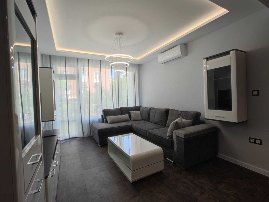 Дава се под наем Тристаен апартамент в София, Център - 1000 кв.м за 1275 € - Снимка #2