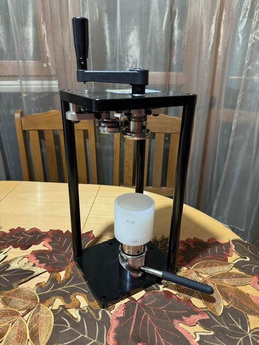 Машина за затваряне на алуминиеви кенове