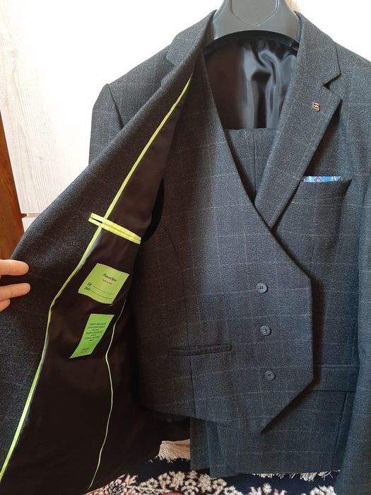 Продам костюмы в хорошом сост.