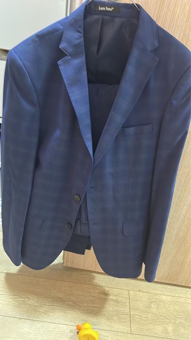 Costum albastru cu model patratele