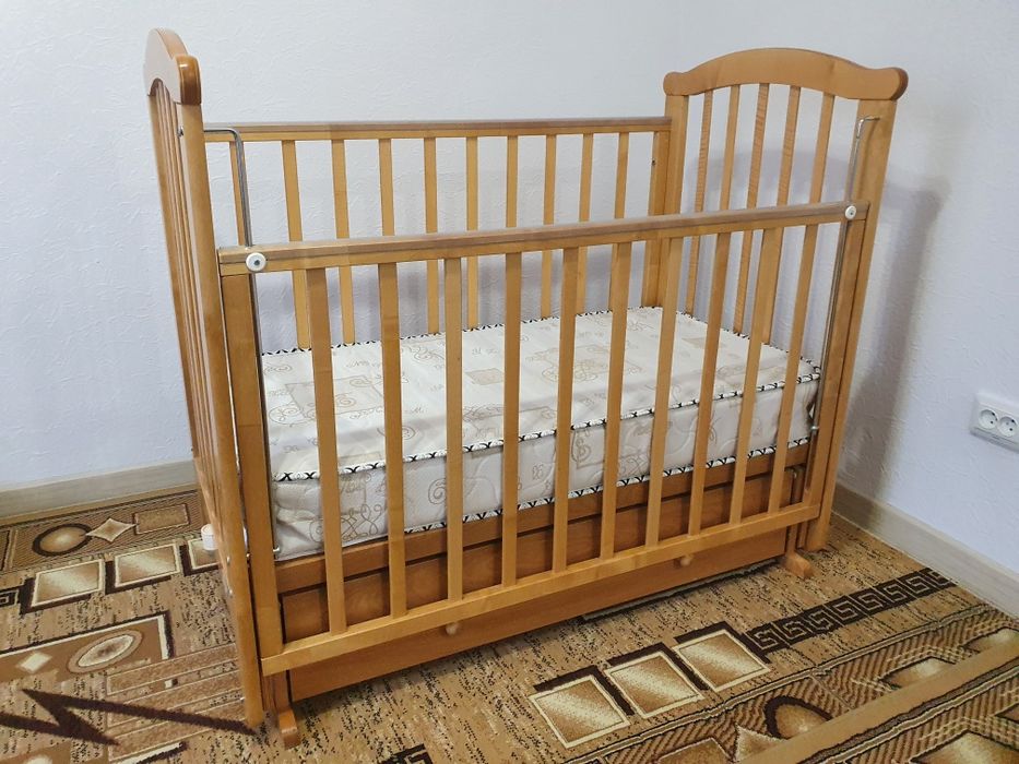 Детская кроватка с матрасом