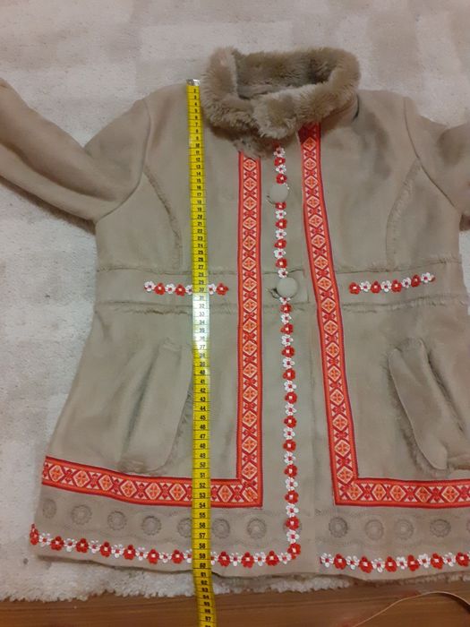 Cojoc traditional ,costum popular ,fete.