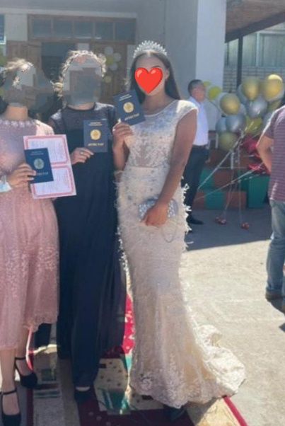 Нарядное, красивое платье с перьями