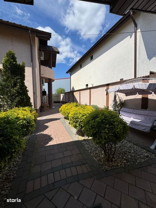 Vila Superba pentru 2 familii /9 Camere /Curte 721