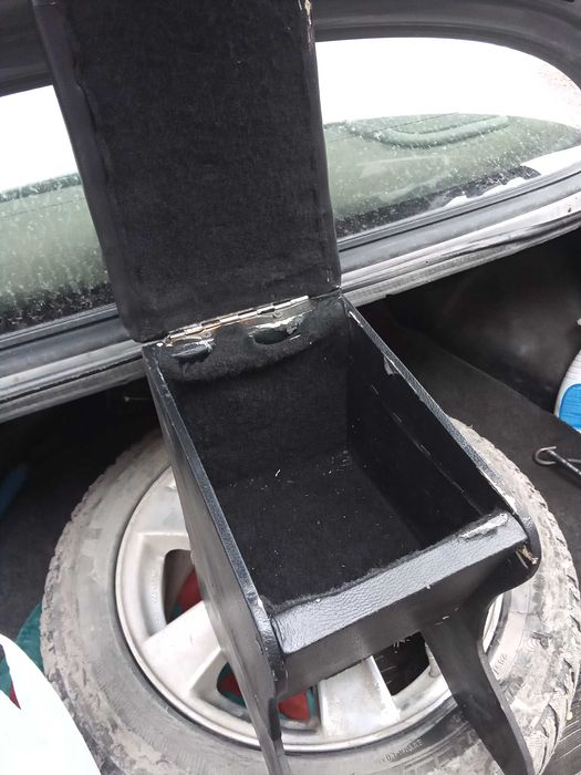 Бардачек между сидений